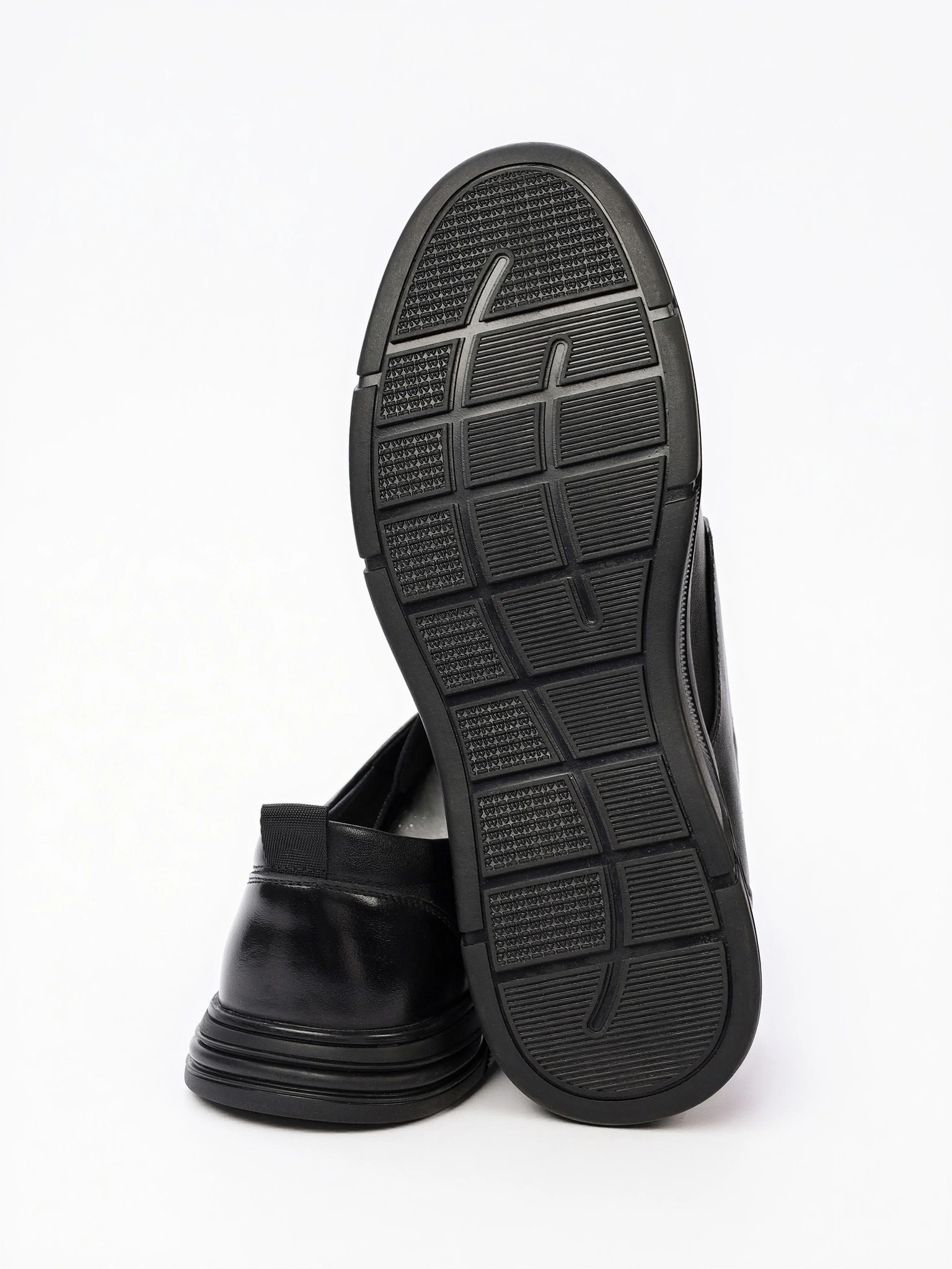 Туфли-дерби черного цвета со шнуровкой